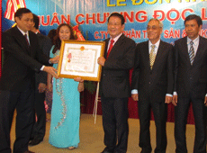 Ông Phạm Quang Khải, Phó Bí thư Thường trực Tỉnh ủy (bìa trái), thừa ủy quyền của Chủ tịch nước, trao Huân chương Độc lập hạng Ba cho lãnh đạo Công ty Coimex