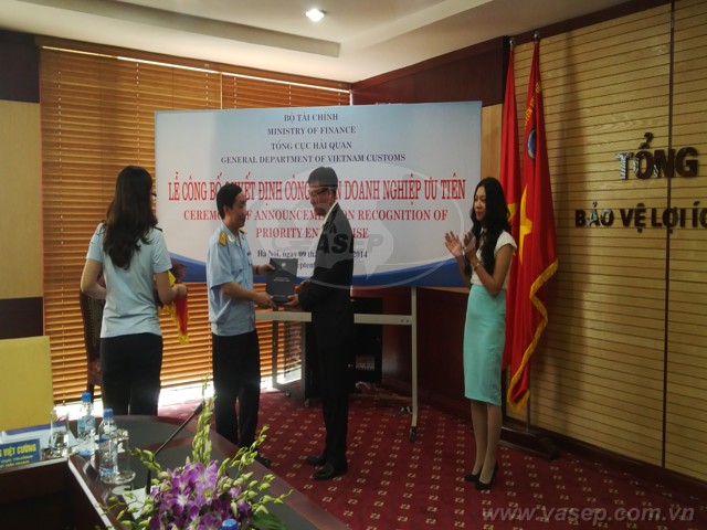 Lễ trao quyết định công nhận DN ưu tiên trong lĩnh vực hải quan