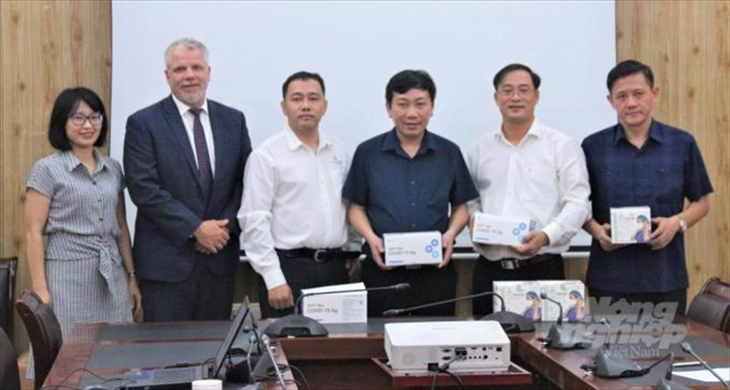 Hoa Kỳ hỗ trợ dụng cụ y tế cho ngành chăn nuôi, thủy sản Việt Nam