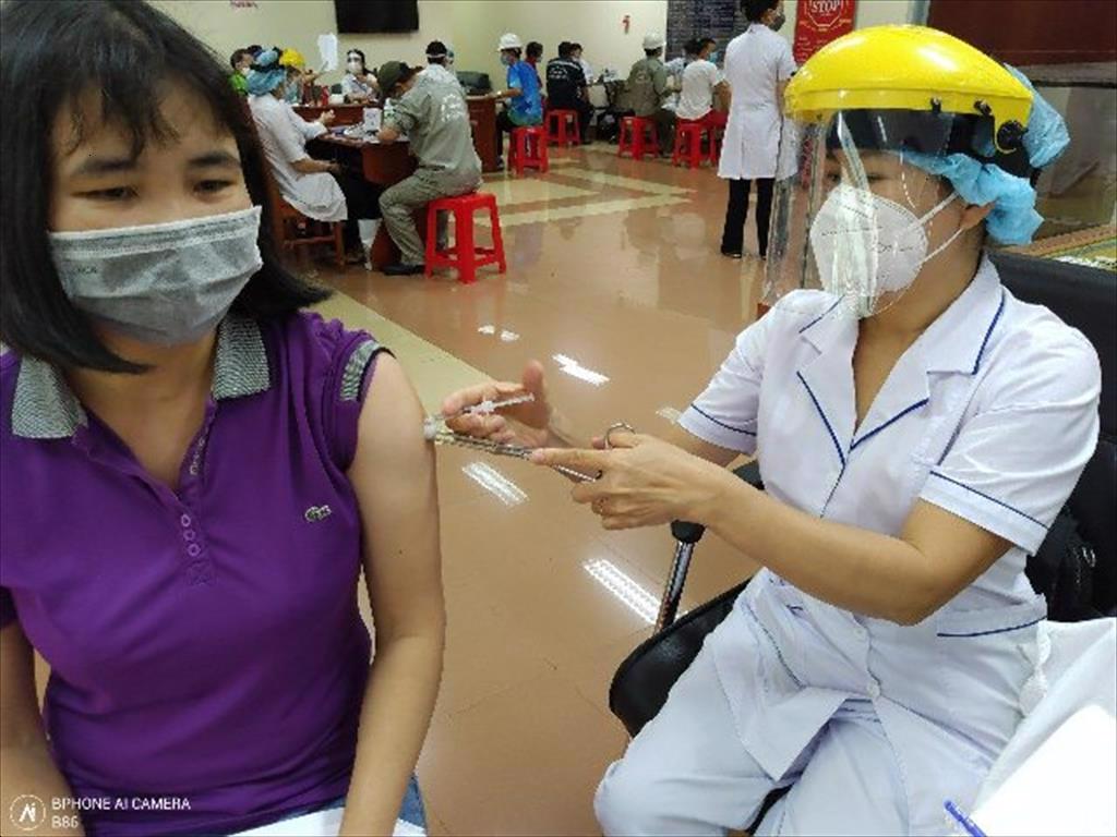 Bà Rịa - Vũng Tàu Gần 100% công nhân KCN được tiêm vắc xin phòng COVID-19