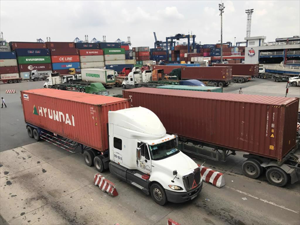 Doanh nghiệp kêu trời vì các hãng tàu thu phí mất cân bằng vỏ container quá cao 