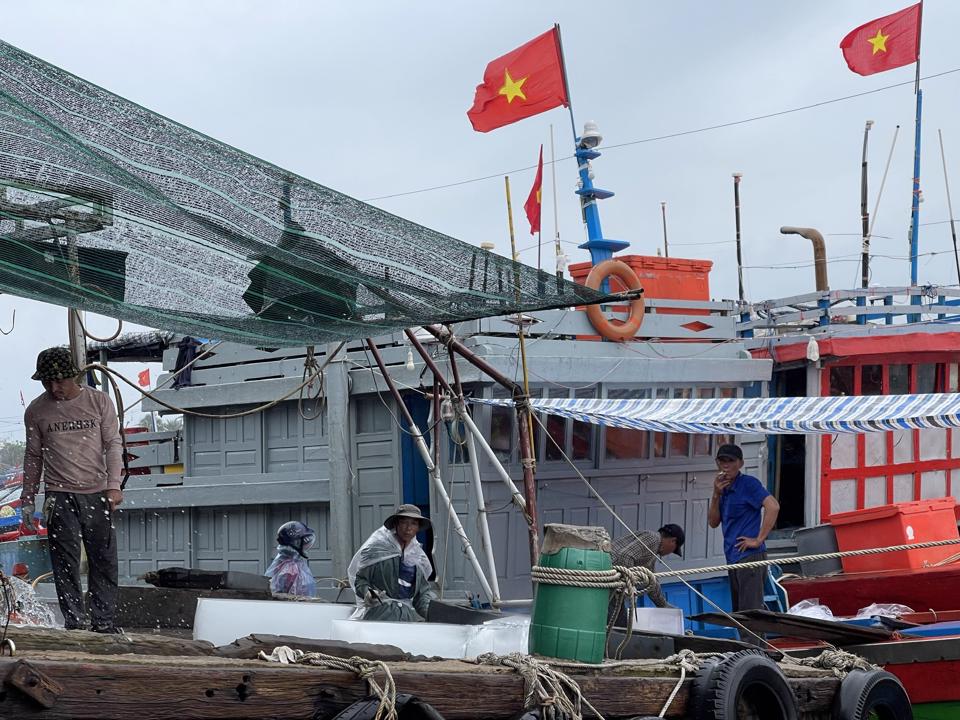 Ngư dân hối hả vươn khơi sau Tết