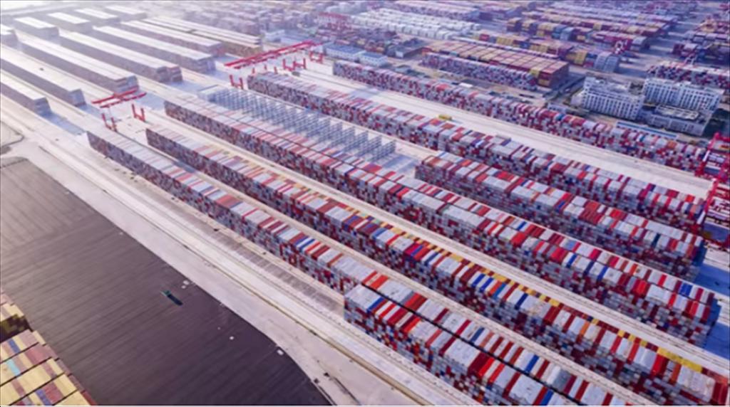 Thấy gì từ việc cảng biển khắp thế giới chất đầy container rỗng