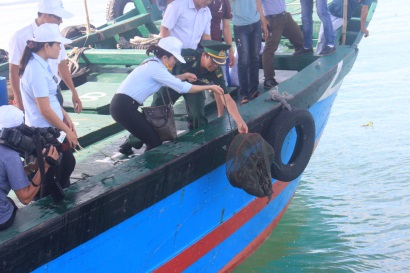 Huế Thả 2.000 con tôm sú về biển