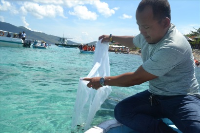 Thả 2.400 con cá giống, hải sâm tái tạo nguồn lợi thủy sản vịnh Nha Trang