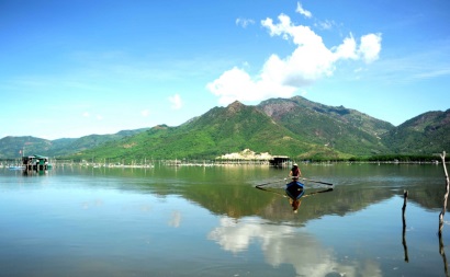 Nuôi hàu Thái Bình Dương thu hơn 100 triệu đồng mỗi năm trên đầm Thủy Triều 