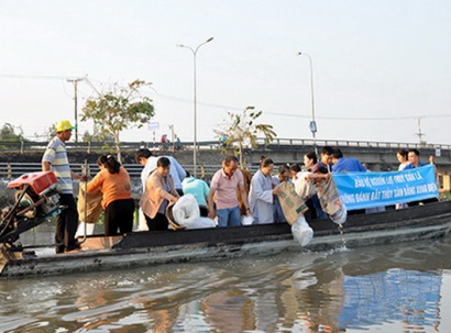 ĐBSCL Thả nhiều tôm, cá giống về với tự nhiên