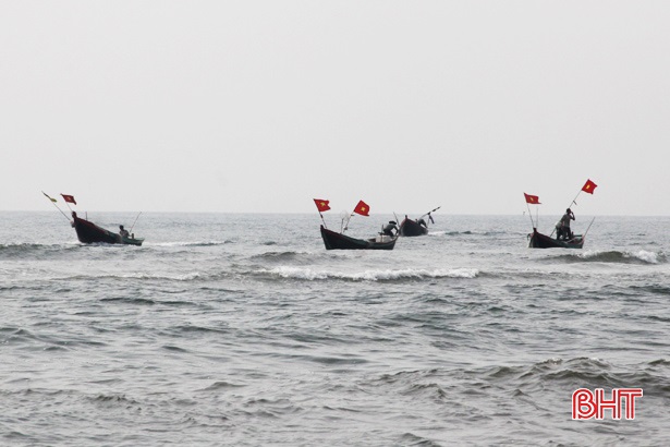 200 tàu cá Hà Tĩnh “khoác áo mới để vươn khơi, bám biển