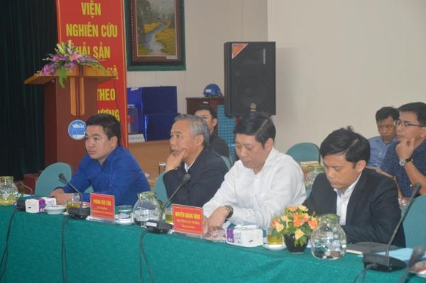 Thứ trưởng Phùng Đức Tiến làm việc tại Viện nghiên cứu Hải sản