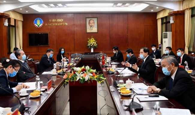 Bộ trưởng Nguyễn Xuân Cường làm việc với Đại sứ Trung Quốc