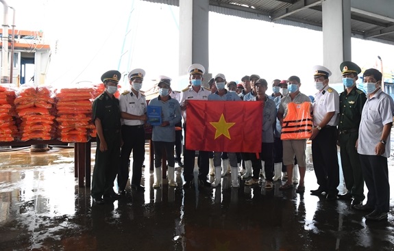 Giúp ngư dân Bình Thuận khai thác thủy sản an toàn, đúng pháp luật