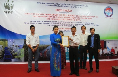 WWF hỗ trợ 52 hộ nuôi tôm quy mô nhỏ đưa sản phẩm ra thị trường quốc tế nhờ chứng nhận ASC 