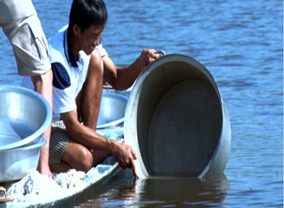 Huyện Long Mỹ (Hậu Giang) Nông dân thả nuôi vụ tôm mới