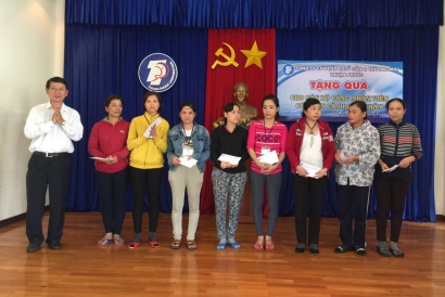 Thuận Phước Corp Tặng quà cho cán bộ công nhân viên có hoàn cảnh khó khăn 