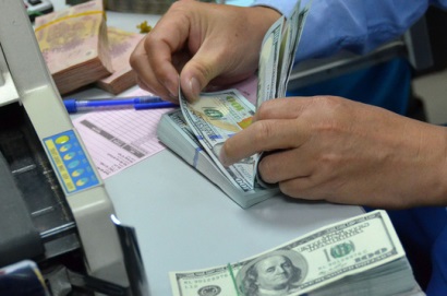 Vay vốn bằng USD Lãi suất và tỉ giá bất lợi cho doanh nghiệp Việt