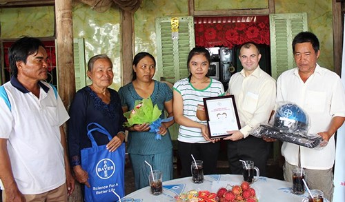 Bayer VN tặng học bổng cho con em hộ nuôi tôm