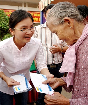 Hung Vuong Corporation trao tặng quà xuân cho người nghèo