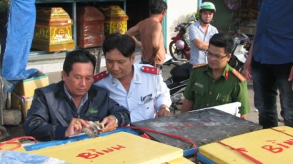 Bạc Liêu bắt xe tải chở 324kg tôm chứa tạp chất