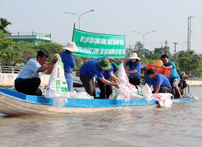 Quận Thốt Nốt (TP Cần Thơ) Thả 500kg cá giống để bảo vệ nguồn lợi thủy sản