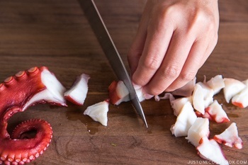 Giá bán lẻ bạch tuộc hấp tại Tokyo và Osaka giảm